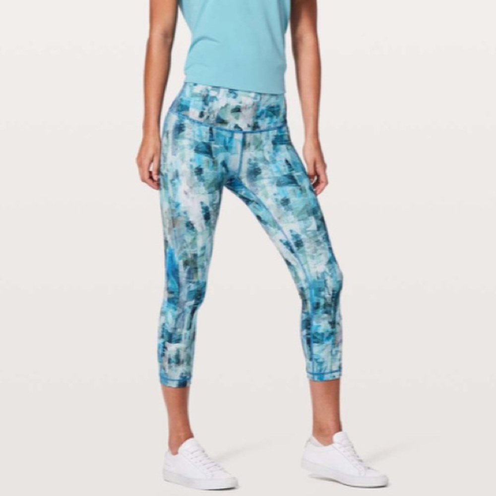 Lululemon Wunder Under Crop (Hi-Rise) 21"
Sun Dazed Multi Blue